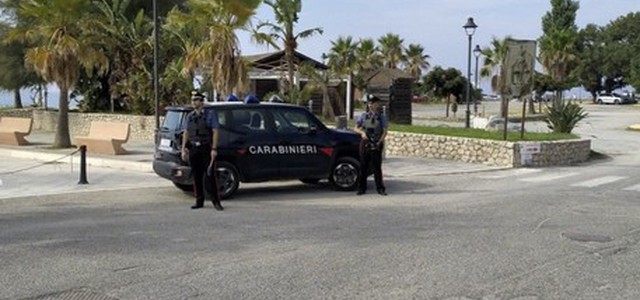 Danneggiava auto di una donna, sorpreso dai Cc e arrestato