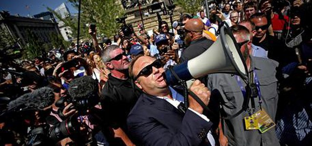Apple e Facebook cancellano Alex Jones