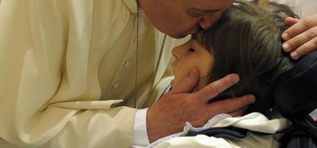 Dono del Papa a spiaggia senza barriere