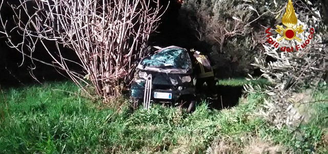 Auto fuori strada nel Cosentino, ferito il conducente