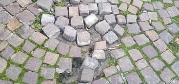 CORSI E ARCURI: STRADE GROVIERA E CADITOIE INTASATE NEL CENTRO STORICO, AMMINISTRAZIONE FERMA AL PALO SULLA MANUTENZIONE