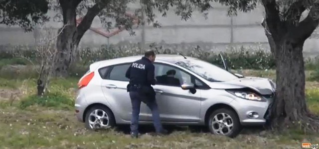 Auto finisce fuori strada sulla 106 e sbatte contro albero (VIDEO)