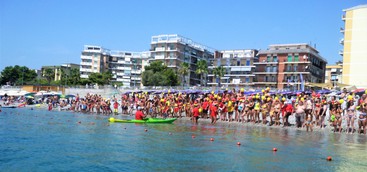 Tuffo collettivo a Catanzaro: la costa si colora di giallorosso (VIDEO)