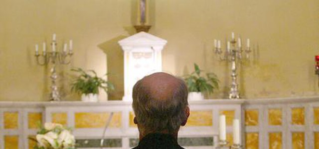 Troppo vociare sul sagrato della chiesa durante messa, parroco sospende la processione