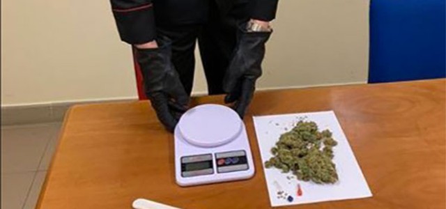 Trovato con droga in auto sulla SS 106, arrestato 64enne nel Catanzarese