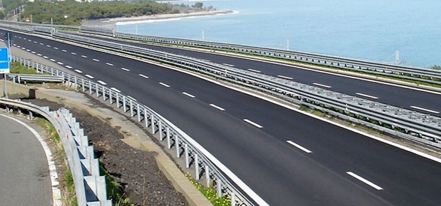 Incidenti a catena sull'A2 per versamenti di gasolio sull'asfalto