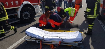 Moto contro auto sulla statale 106 nel Catanzarese, due feriti