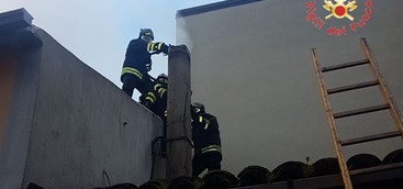 Borgia, in fiamme sottotetto. Salvi due anziani.