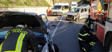 Scontro fra due auto sulla SS 106 nel Catanzarese (FOTO)