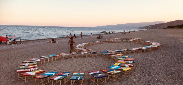 Allestita “La Bandiera del Mondo. 1+1=3” sulla spiaggia di Roccelletta di Borgia