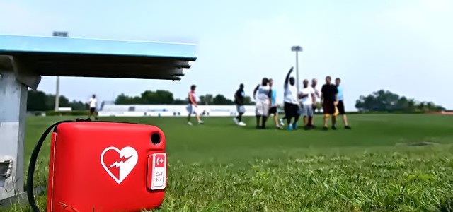 Si sente male al termine di una partita di calcio,  salvato con il defibrillatore