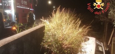 Auto finisce fuori strada a Catanzaro, conducente lievemente ferito (FOTO)