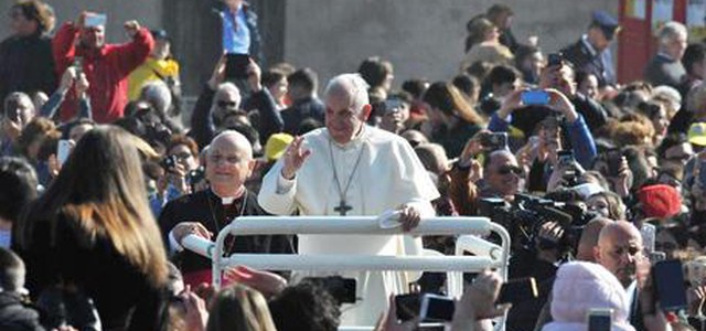 Il Papa sulla tomba di don Tonino Bello: 'Il Mediterraneo sia un'arca di pace'