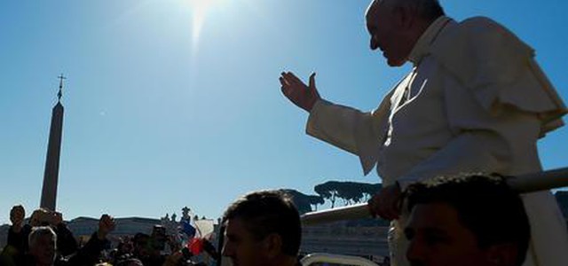 Papa Francesco esce a sorpresa dal Vaticano e fa visita a centro per ciechi