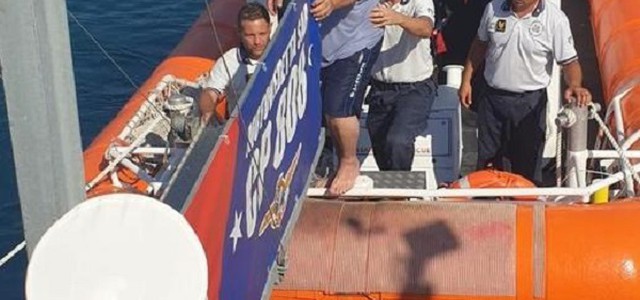 Barca affonda a Pizzo, tratti in salvo un bimbo e due adulti