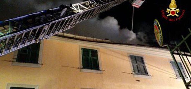 Casella, Genova. Brucia casa, genitori lanciano figlio da finestra, grave