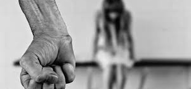 Aggredisce convivente e la minaccia con coltello, arrestato