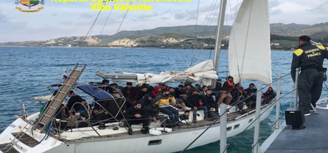 Veliero nel Reggino, a bordo 61 migranti