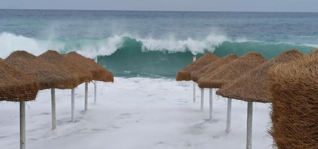 Maltempo sulla costa ionica, danni agli stabilimenti balneari