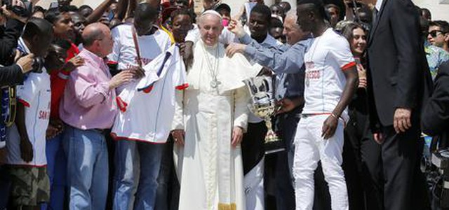 Papa Francesco all'ANSA: 'L'Europa aiuti i migranti'