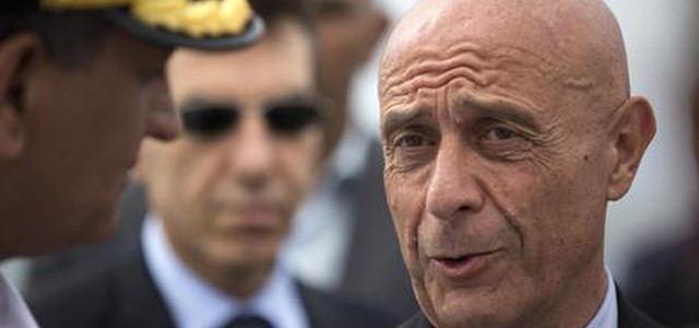 Minniti: chiudere grandi centri migranti