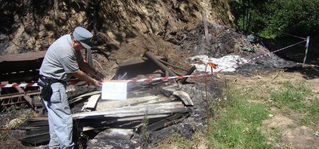 Brucia residui e provoca incendio