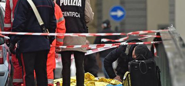 Esce per suicidarsi, poi spara a caso e uccide un senegalese