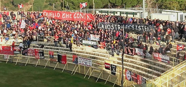 Catanzaro-Cosenza, attimi di tensione: tifoso giallorosso sotto la curva rossoblu