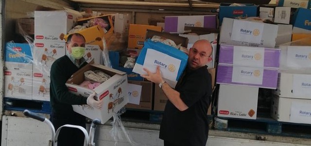 Il Rotary Club Catanzaro Tre Colli dona 140 pacchi di cibo a famiglie bisognose