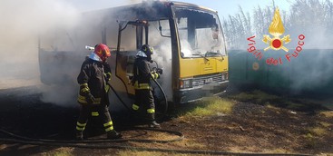 Incendio nel Catanzarese, a fuoco due Scuolabus (FOTO)