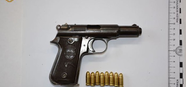 Sorpresi con pistola, munizioni, passamontagna, documenti falsi, 30mila euro in contanti e auto blindata con sirena - in manette due giovani di Vibo