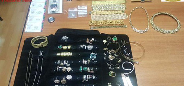Nascondeva monili in valigia, denunciato
