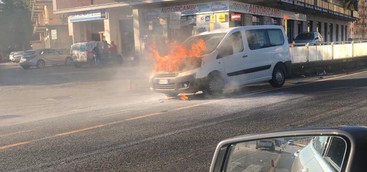 Flash - Catanzaro, pulmino va a fuoco nei pressi del Benny Hotel