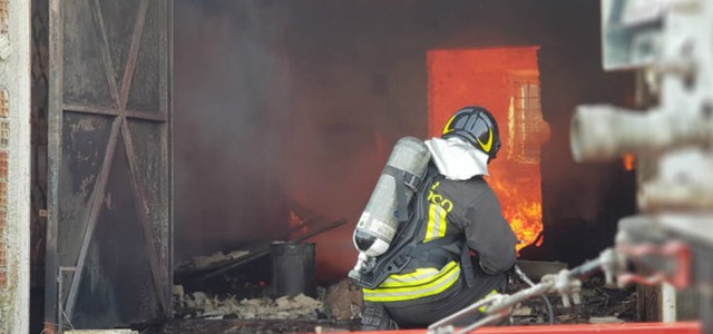 Incendio distrugge edificio adibito a lavorazione e produzione di miele
