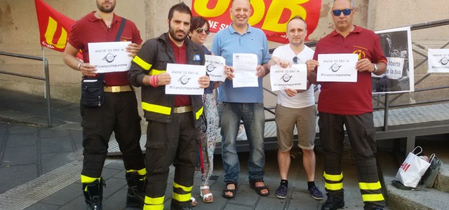 Vigile del fuoco a rischio licenziamento per aver marciato al gay-pride, protesta dell'Usb (VIDEO)