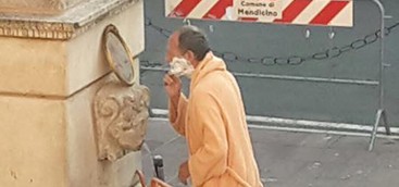Esce in accappatoio e fa la barba ad una fontana pubblica, clamorosa protesta a Cosenza (VIDEO)