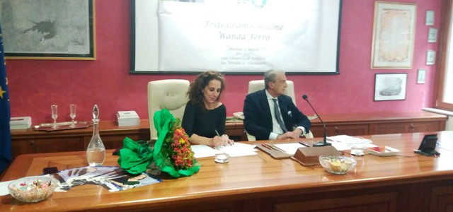 Festa per Wanda Ferro al Consorzio di Bonifica: "Sarete con me tutti al Parlamento"