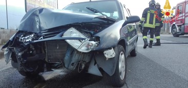 Auto sbanda e finisce contro un palo nel Catanzarese, donna ferita (FOTO)