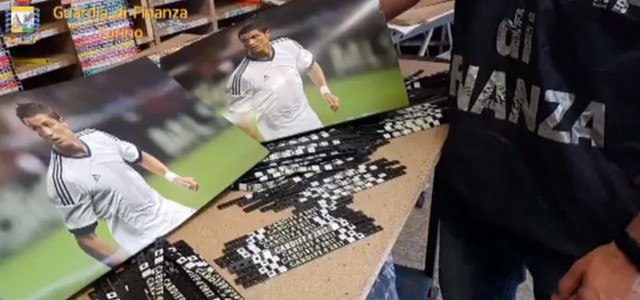 Champions, sequestrati 250.000 articoli di merchandising falsi di Juve e Real: denunciato calabrese