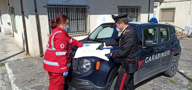 I CARABINIERI AIUTANO LA CROCE ROSSA ITALIANA NELLA CONSEGNA DI ALIMENTI E FARMACI