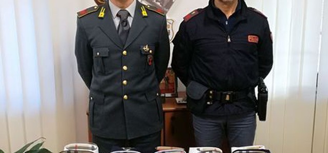 Capi abbigliamento contraffatti,denuncia