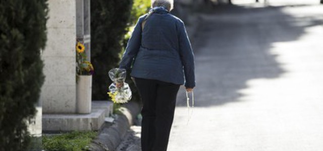 'Sciacalli' tra tombe del cimitero, in 15 ai domiciliari