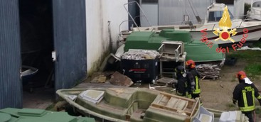 Capannone nautico in fiamme a Soverato