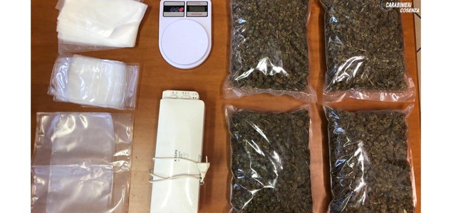 In auto con 2 kg di marijuana, arrestato 39enne