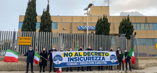 "Decreto Insicurezza", flash-mob di Fratelli d'Italia a Catanzaro anche per manifestare solidarietà alle Forze dell'Ordine
