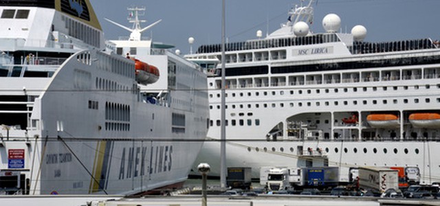 Nasconde figlia in valigia per la Grecia