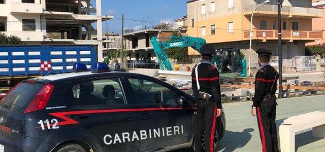 Demoliti bar e chiosco sequestrati nel corso dell'operazione Stige