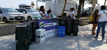 DIFFERENZIATA, CURIOSITÀ E APPREZZAMENTI  AGLI INFO POINT SUL LUNGOMARE DI SCHIAVONEA