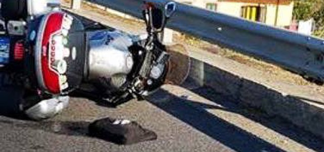 Sbanda con la moto sulla S. S. 106: muore 44enne