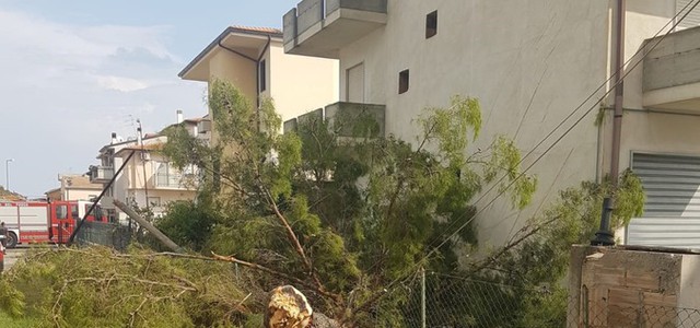Tromba d'aria nel cosentino, divelti alcuni tetti